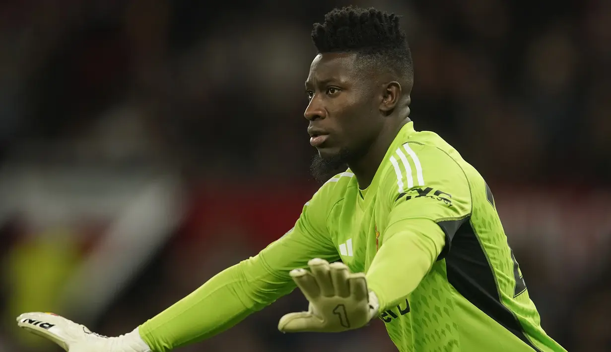 Andre Onana menanggung beban berat saat ia didatangkan sebagai pengganti David De Gea di bawah mistar gawang Manchester United. Meski piawai dalam membangun serangan dari bawah, namun kemampuannya menahan gempuran lawan masih kalah dibandingkan David De Gea. Hingga pekan ke-7 Premier League 2023/2024 ia telah kebobolan 11 gol dengan catatan 4 kekalahan yang membuat MU sementara bertengger di posisi ke-10 klasemen semmentara dengan mengemas 9 poin. (AP Photo/Dave Thompson)