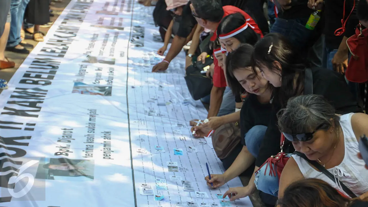 Massa Pendukung Ahok Gelar Aksi Kumpulkan KTP