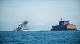 Academy Lomonosov bergerak melewati Pulau Langeland, Denmark menuju Murmansk di barat laut Rusia, (4/5). Rencananya, reaktor nuklir ini beroperasi 2019 di Samudera Arktik, lepas pantai Chukotka, dekat pelabuhan Pevek. (AFP Photo/Ritzau Scanpix)