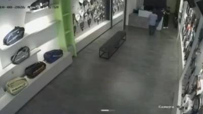 Curi 2 Raket Padel Saat Karyawan Lengah, Aksi 2 Pria Terekam CCTV