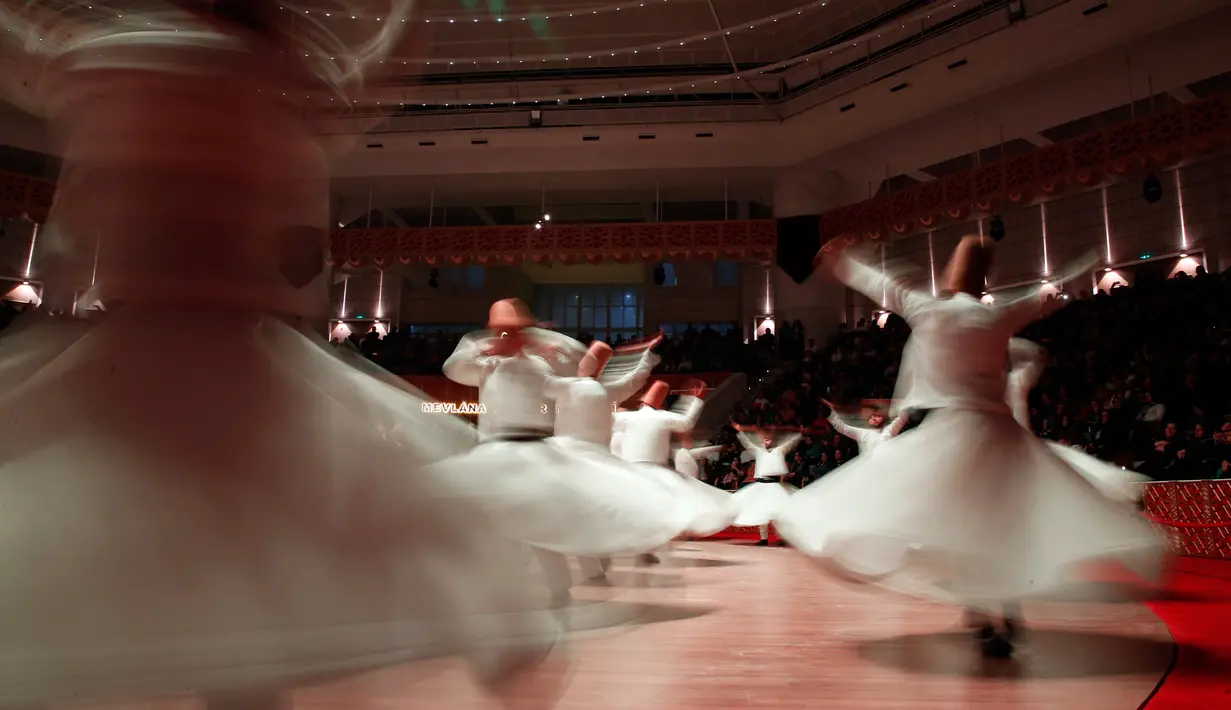 Para darwis dari ordo Mevlevi menari saat tampil dalam upacara memperingati wafatnya Jalaluddin Rumi di Sheb-i Arus, Konya, Turki, Minggu (16/12). Rumi dikenang sebagai Maulana atau ulama besar sufi. (AP Photo/Lefteris Pitarakis)
