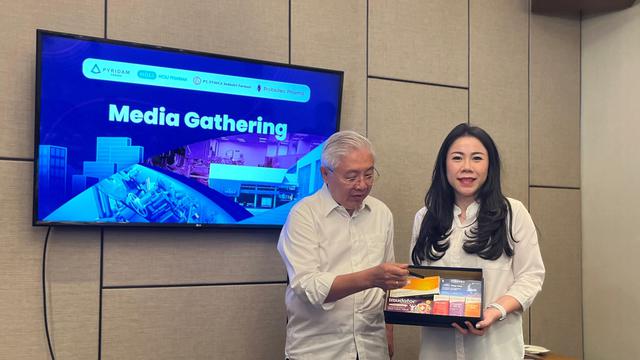 Direktur PT Pyridam Farma Tbk, Paulus Widjanarko dalam media gathering