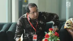 Wakil Bendahara Umum Partai Golkar, Zulhendri Hasan saat berada di ruang tunggu Gedung KPK, Jakarta, Selasa (14/11). Zulhendri diperiksa terkait kasus dugaan merintangi penyidikan kasus e-KTP dengan tersangka Markus Nari. (Liputan6.com/Helmi Fithriansyah)