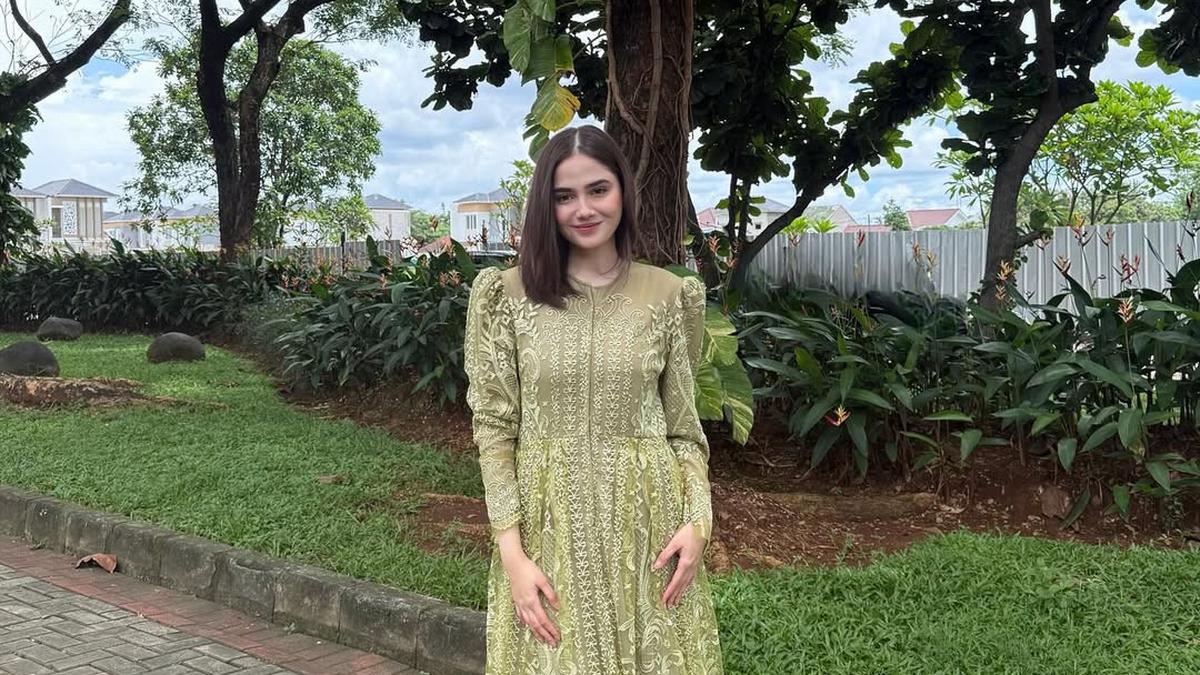 6 Model Baju Brokat ala Syifa Hadju, Inspirasi Tampilan Tanpa Hijab Usia 25-an