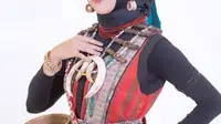 Della Fuspita dalam balutan Ulap Doyo, pakaian khas Suku Dayak Benuaq. Meski berhijab, Della masih bisa mengenakan pakaian adat dari sukunya yang diwariskan turun temurun. (foto: istimewa)