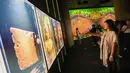 Pengunjung menikmati proyeksi visual dan teater imersif yang menghadirkan sejarah Candi Borobudur melalui teknologi. (KLY/Budy Santoso)