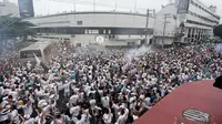 Pendukung Santos FC bersorak untuk tim mereka di luar stadion Vila Belmiro sebelum pertandingan sepak bola final kejuaraan Paulista 2013 melawan Corinthians di Santos, sekitar 60 kilometer selatan Sao Paulo, Brasil, pada 19 Mei 2013. (AFP PHOTO / Miguel SCHINCHARIOL)
Miguel Schincariol / AFP