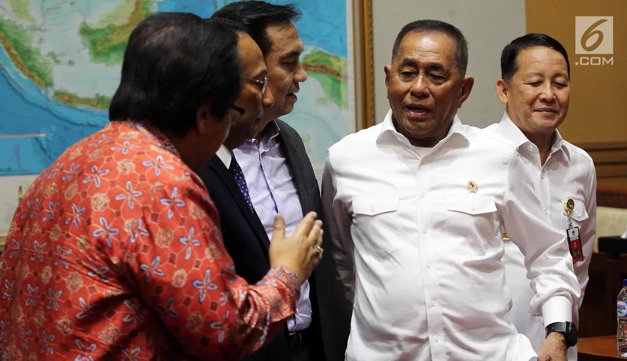Menteri Pertahanan Ryamizad Ryacudu berbincang sebelum mengikuti rapat kerja dengan Komisi I DPR, di Gedung Nusantara II, Kompleks Parlemen Senayan, Jakarta, Rabu (5/9). Rapat tersebut berlangsung tertutup. (Liputan6.com/Johan Tallo)