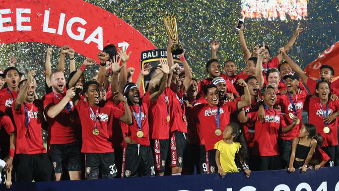 Para pemain Bali United merayakan gelar juara Liga 1 2019 di Stadion Kapten I Wayan Dipta, Bali, Minggu (22/12). Bali berada di peringkat satu dengan meraih 64 poin. (Bola.com/Aditya Wany)