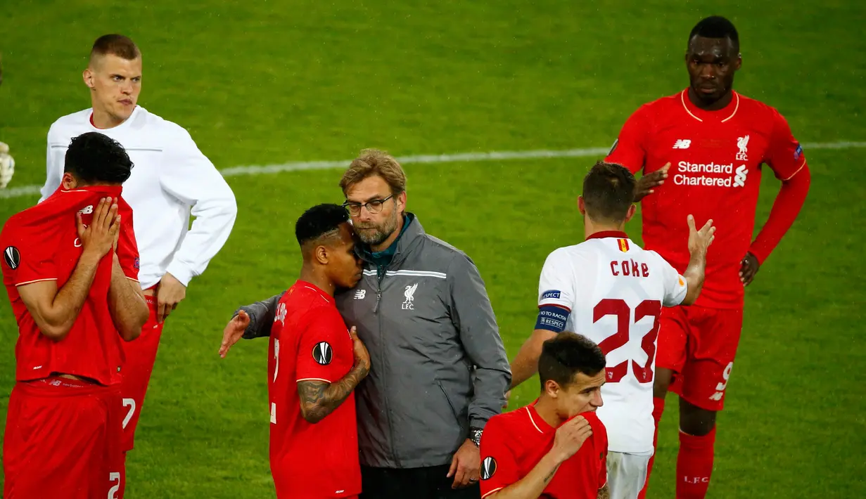 Pelatih Liverpool, Jurgen Klopp memberi semangat para pemain Liverpool usai pertandingan melawan Sevilla pada final liga Europa di Basel, Swiss (19/5). Liverpool kalah dari Sevilla dengan skor memalukan 3-1. REUTERS / Arnd Wiegmann)