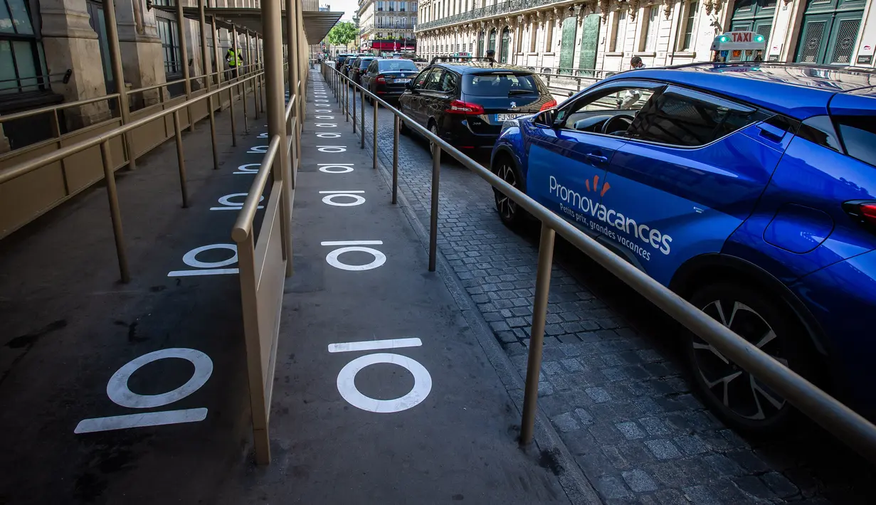 Sejumlah penanda jaga jarak sosial (social distancing) terlihat di lantai Stasiun Kereta Gare du Nord, Paris, Prancis, Kamis (7/5/2020). Stasiun Kereta Gare du Nord menerapkan penanda jaga jarak sosial untuk mempersiapkan kedatangan penumpang dalam jumlah besar. (Xinhua/Aurelien Morissard)