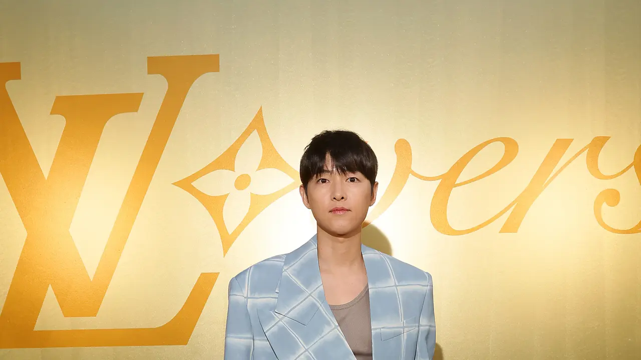 Gaya Hot Daddy Song Joong Ki di Show Perdana Louis Vuitton Karya Pharell Williams