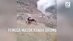 Seorang pemuda nekat merayap masuk kawah Bromo setelah ponsel rekannya terjatuh saat swafoto.