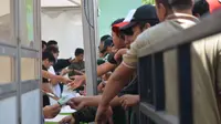 Ribuan Bonek Mania mengantre tiket laga Persebaya Vs Arema, Jumat (4/5/2018) di di kantor Korem 084 di Jalan Ahmad Yani No.1, Surabaya. (Bola.com/Zaidan Nazarul)