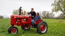 Founder sekaligus CEO Facebook, Mark Zuckerberg mengendarai traktor saat melakukan kunjungan ke peternakan keluarga Gant di Blanchardville, Wisconsin, AS. (Facebook/Mark Zuckerberg)