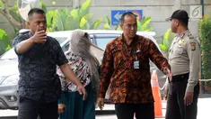 Kasi Dinkes Bengkulu Selatan Wati mendapat pengawalan petugas saat tiba di Gedung KPK, Jakarta, Rabu (16/5). Wati terjaring dalam OTT di rumah pribadi Bupati Bengkulu Selatan Dirwan Mahmud. (Merdeka.com/Dwi Narwoko)