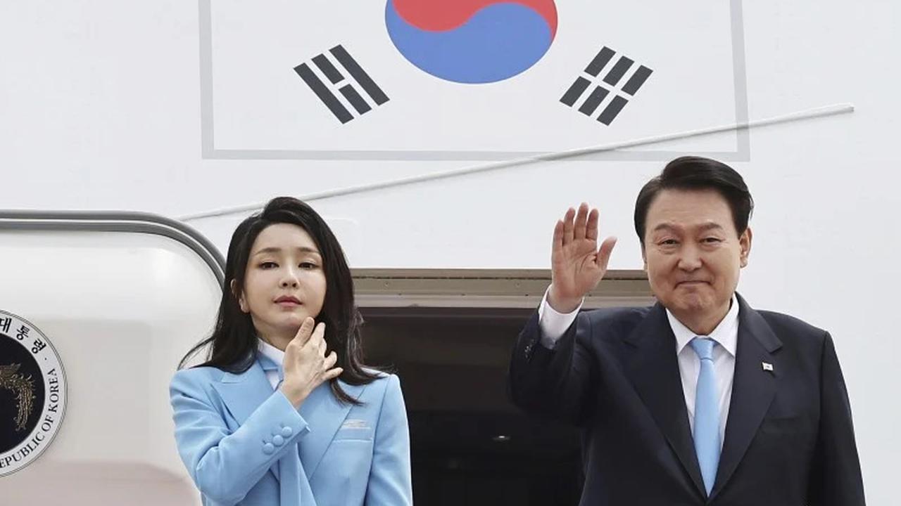 Presiden Korea Selatan Yoon Suk Yeol bersama istrinya Kim Keon-hee di Seoul. (AP)