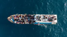 Pengungsi etnis Rohingya berada di atas kapal milik nelayan Indonesia di pesisir Pantai Seunuddon, Aceh Utara (24/6/2020). Sebanyak 94 pengungsi etnis Rohingya yang lelah dan kelaparan, termasuk 30 anak-anak ditemukan terdampar di pesisir Pantai Seunuddon. (AP Photo/Zik Maulana)