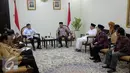 Suasana pertemua antara Wakil Presiden Jusuf Kalla berbincang dengan Sekjen International Conference for Islamic Scholars (ICIS), KH Hasyim Muzadi di Kantor Wakil Presiden, Jakarta, Senin (26/10/2015). (Liputan6.com/Faizal Fanani)