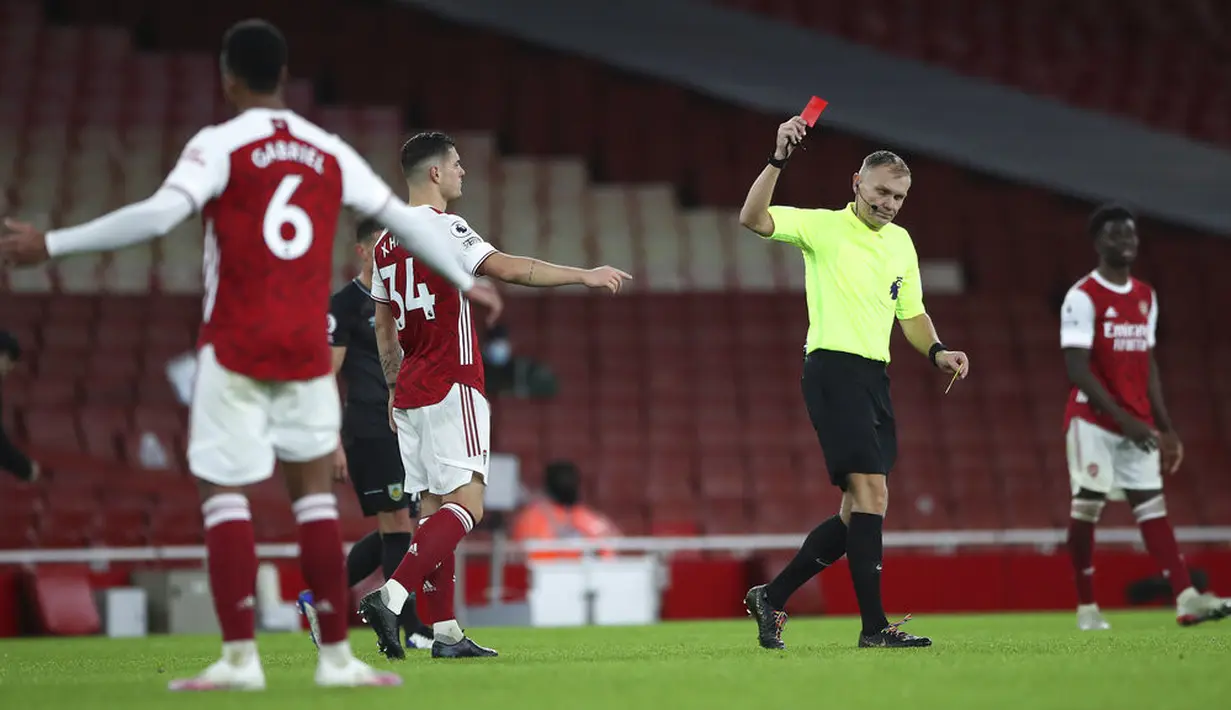 Pemain Arsenal Granit Xhaka (kedua kiri) mendapatkan kartu merah saat melawan Burnley pada pertandingan Liga Premier Inggris di Stadion Emirates, London, Inggris, Minggu (13/12/2020). Arsenal kalah 0-1. (Nick Potts/Pool via AP)