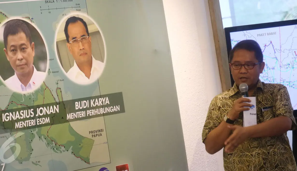 Menteri Komunikasi dan Informatika Rudiantara menyampaikan pendapatnya dalam diskusi "Visi Indonesia Sentris Pemerataan di Papua" di Jakarta, Minggu (5/3). Menkominfo Rudiantara memaparkan target perkembangan di Tanah Papua. (Liputan6.com/Helmi Afandi)