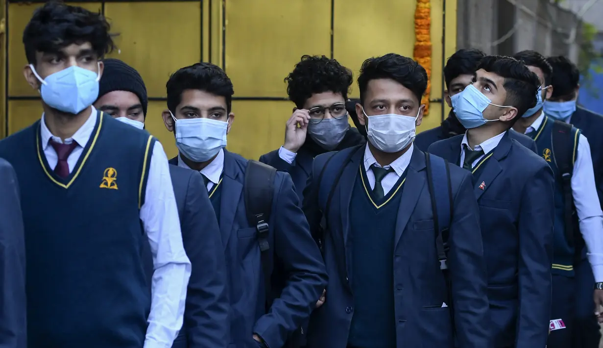 Siswa yang mengenakan masker tiba untuk ujian kenaikan kelas XII di lapangan sekolah di Kathmandu, Nepal, Senin (23/11/2020). Nasib sekitar 450.000 siswa kelas XII digantung akibat COVID-19 saat ujian yang dijadwalkan mulai 20 April ditunda karena lockdown pada 24 Maret lalu. (PRAKASH MATHEMA/AFP)