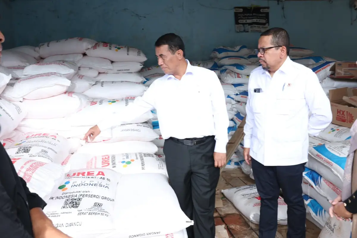 Menteri Pertanian (Mentan) Andi Amran Sulaiman dan Kepala Staf Kepresidenan (KSP) Muhammad Qodari sidak ke Kios Pupuk Mitra Tani Sejati di Provinsi Lampung.