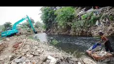 Sebuah alat berat eskavator tampak bekerja di pinggir Kali Mampang, Jakarta, Rabu (20/8/2014) (Liputan6.com/Faizal Fanani)