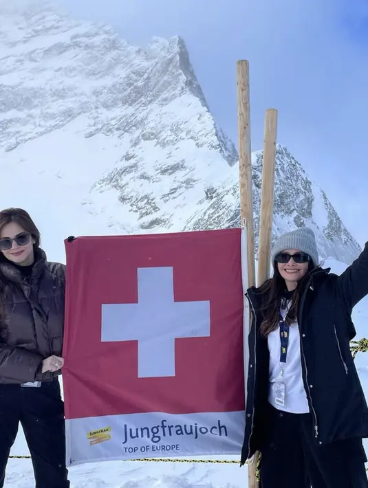 Pada kesempatan ini, keduanya tampil begitu memukau dalam balutan busana musim dingin. [Foto: Instagram/ @Ersa Mayori]