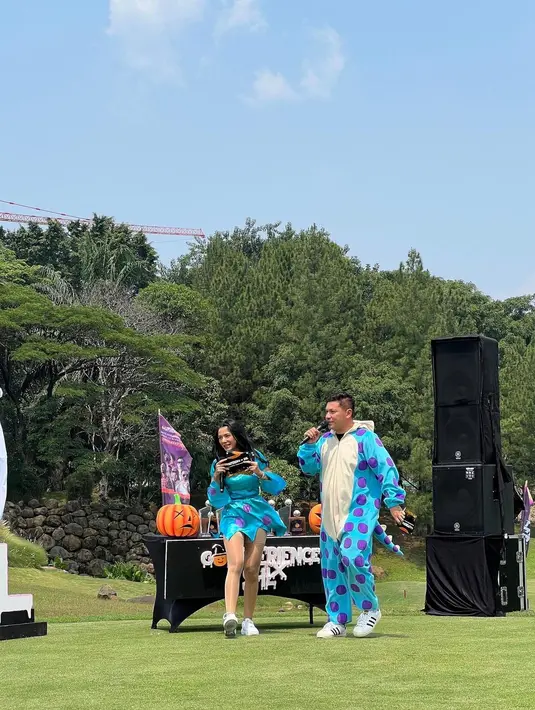 Acara di siang hari dipandu oleh Gading Marten dan Fanny Ghassani. Gading Marten juga tampil tak tanggung-tanggung, karena ia memilih mengenakan kostum James P. Sullivan yang menggemaskan. [Foto: Instagram/fannyghassani]