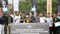 Menpora Zainudin Amali (memegang trofi-kanan) berfoto bersama Ketua pelaksana Media Cup 2022, Abdul Azis, dan peserta yang bertanding di Triboon Mini Soccer, Jakarta Selatan, Kamis (6/10/2022) siang WIB. (Dok. PSSI Pers)