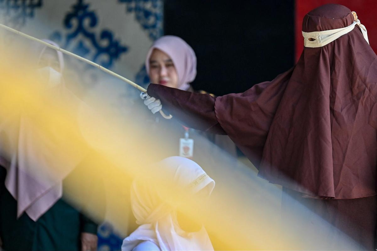 FOTO: Pelaksanaan Hukuman Cambuk di Banda Aceh Diwarnai Terpidana Pingsan