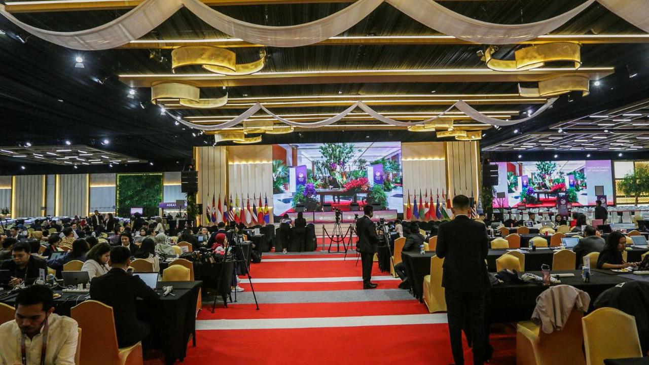 Sederet fasilitas itu disediakan untuk mendukung pemberitaan. <br><br>Dukungan jaringan internet berkecepatan 10 gigabyte juga tersedia selama berlangsungnya Konferensi Tingkat Tinggi (KTT) ASEAN 2023.<br>