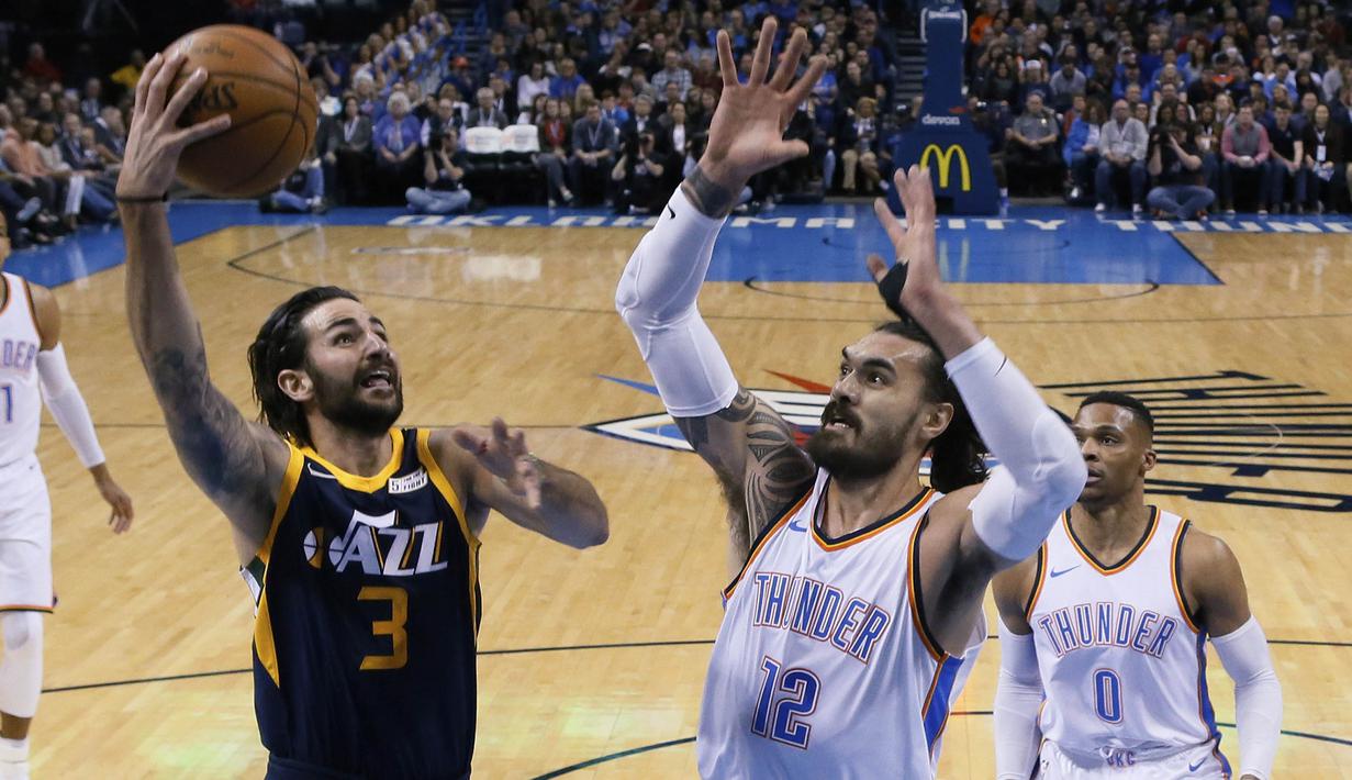 Pebasket Oklahoma City Thunder, Steven Adams, menghadang pebasket Utah Jazz, Ricky Rubio, pada laga NBA di Chesapeake Energy Arena, Rabu (6/12/2017). Thunder menang 100-94 atas Jazz. (AP/Sue Ogrocki)