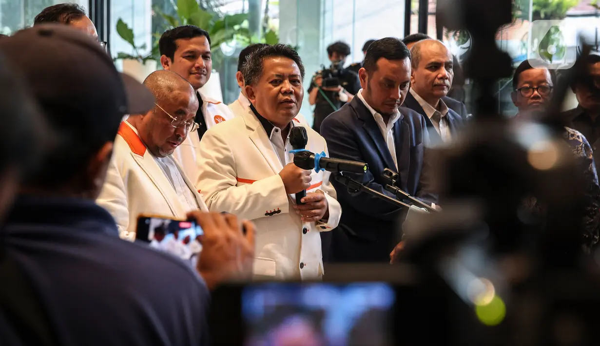 Ketua Majelis Syura PKS Sohibul Iman dan Ketua DPP Partai NasDem Willy Aditya  memberikan keterangan sebelum pertemuan tertutup di NasDem Tower, Jakarta, Jumat (3/2/2023). Pertemuan tersebut membahas langkah-langkah strategis sesama anggota koalisi perubahan. (Liputan6.com/Johan Tallo)