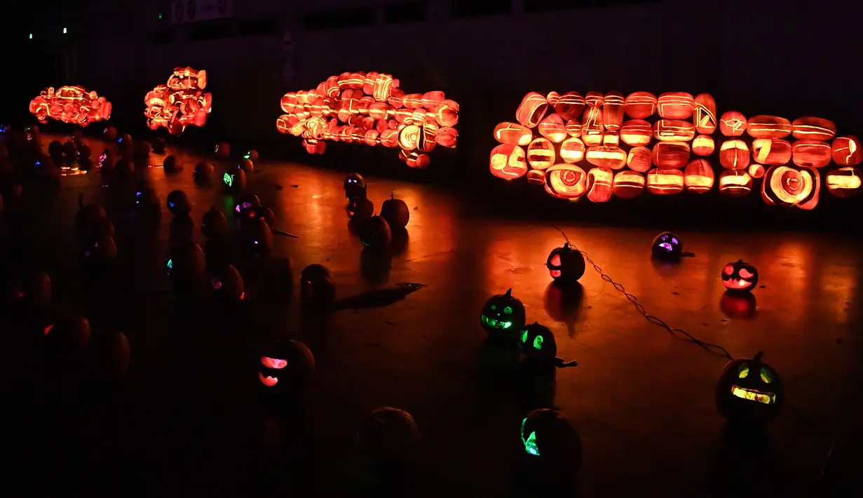 Sejumlah labu disusun berbentuk mobil berhasil memukau pengunjung pameran Rise of the Jack O'Lanterns di Los Angeles, California (16/10). Menurut cerita rakyat Irlandia, Jack O'Lanterns adalah sebutan seorang pria pelit bernama Jack. (AFP/Mark Ralston)