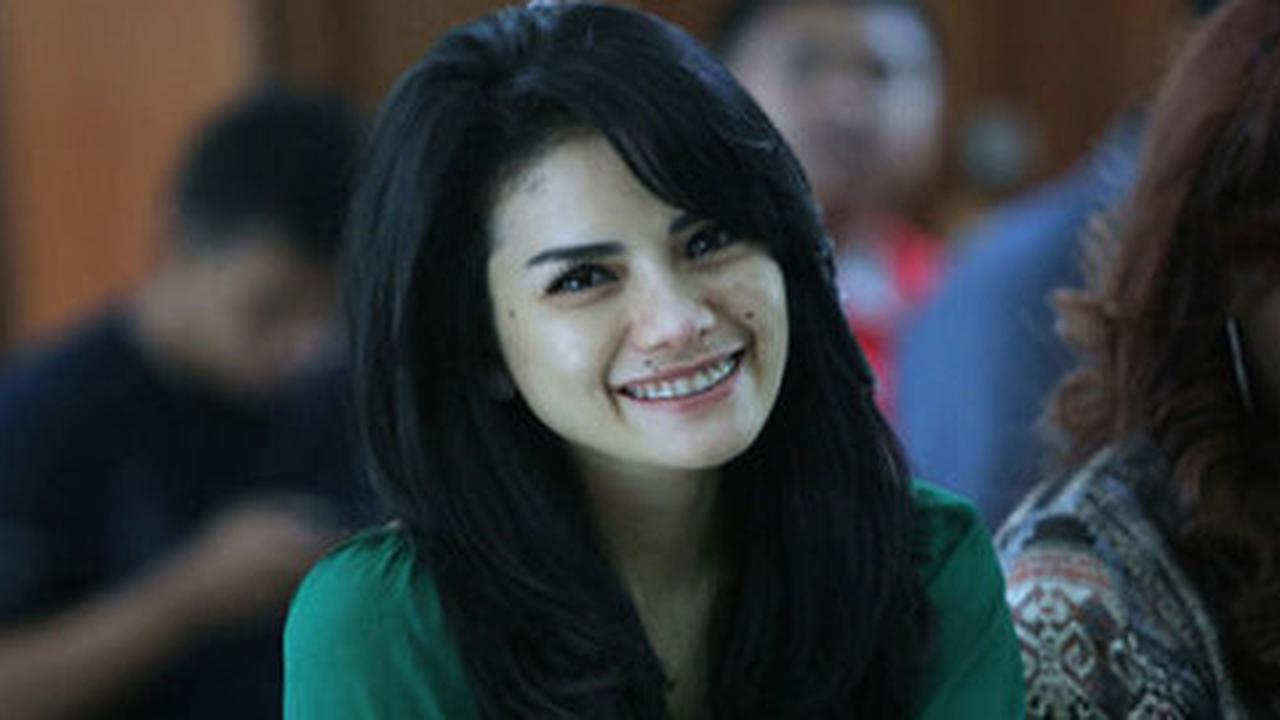 Artis seksi dan cantik Indonesia ini lebih religius usai umrah
