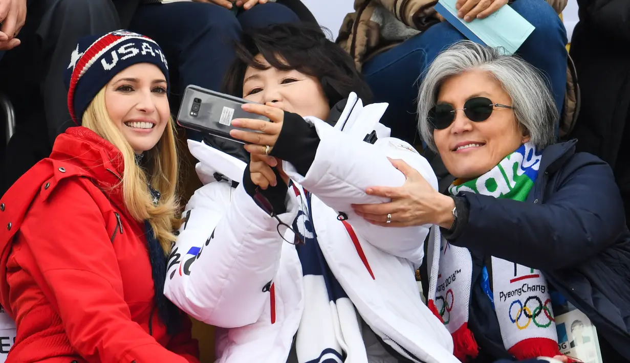 Ivanka Trump (kiri) berswafoto bersama istri Presiden Korea Selatan Kim Jung-sook (tengah) dan Menlu Korea Selatan Kang Kyung-wha (kanan) saat menghadiri Olimpiade Musim Dingin Pyeongchang 2018, Korea Selatan, Sabtu (24/2). (FRANCK FIFE/AFP)