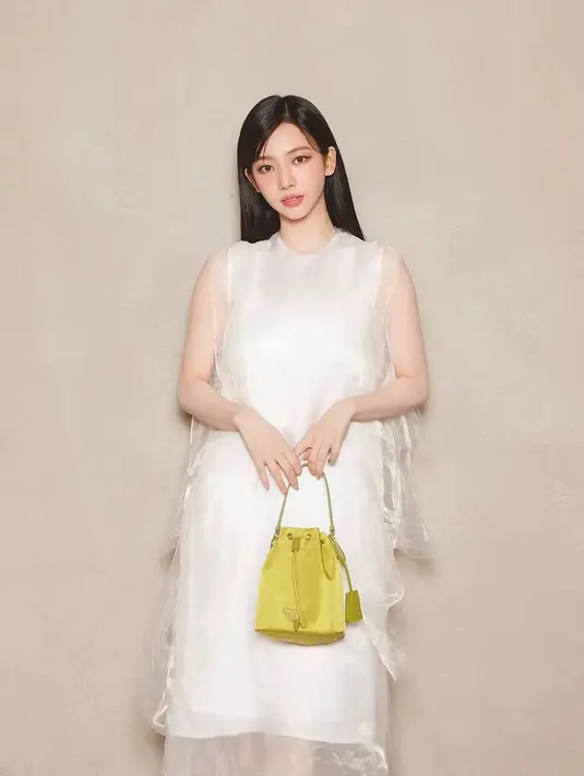 Penampilan Karina aespa menarik perhatian dengan busana serba putih yang dikenakannya [@prada]