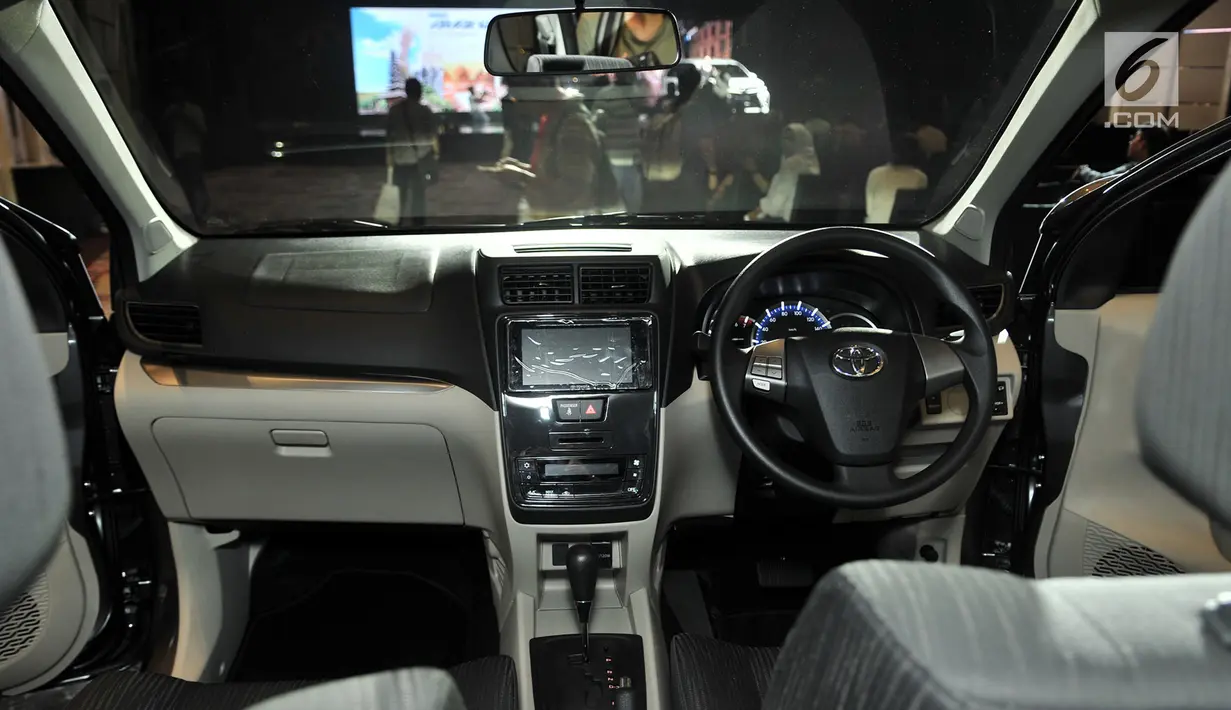 Desain interior New Toyota Avanza saat diluncurkan di Jakarta, Selasa (15/1). Misalnya empat lampu headlamp yang dibelah (bertingkat). Lampu utama menggunakan lampu LED. Fender lebar demi kesan stabil. (Merdeka.com/Iqbal S. Nugroho)