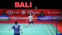 Tunggal putra Indonesia Anthony Sinisuka Ginting saat bertanding melawan pemain Thailand Kunlavut Vitidsarn pada babak pertama/32 besar Daihatsu Indonesia Masters 2021 di Bali International Convention Center, Rabu (17/11/2021) sore WIB. Anthony Ginting kalah 21-19, 14-21 dan 13-21. (HUMAS PP PBSI)