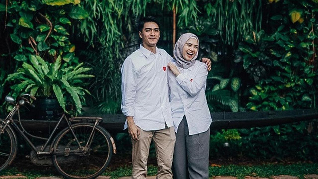 7 Potret Ricky Harun dan Herfiza Tampil dengan Baju Couple, Serasi Banget