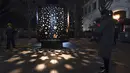 Orang-orang berfoto di "The Stars Come Out At Night" oleh Stellar Projects, sebagai bagian dari festival Winter Lights di Canary Wharf, di London, Rabu (18/1/2023). Festival ini menerangi Canary Wharf dengan koleksi spektakuler lebih dari 20 instalasi. (AP Photo/Alberto Pezzali)