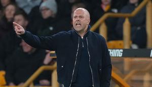 Manajer Liverpool, Arne Slot, memberi instruksi dari tepi lapangan saat menghadapi Wolverhampton Wanderers dalam pertandingan Liga Inggris di Molineux, Inggris, Rabu (4/3/2026) dini hari WIB. (AP Photo/Dave Shopland)