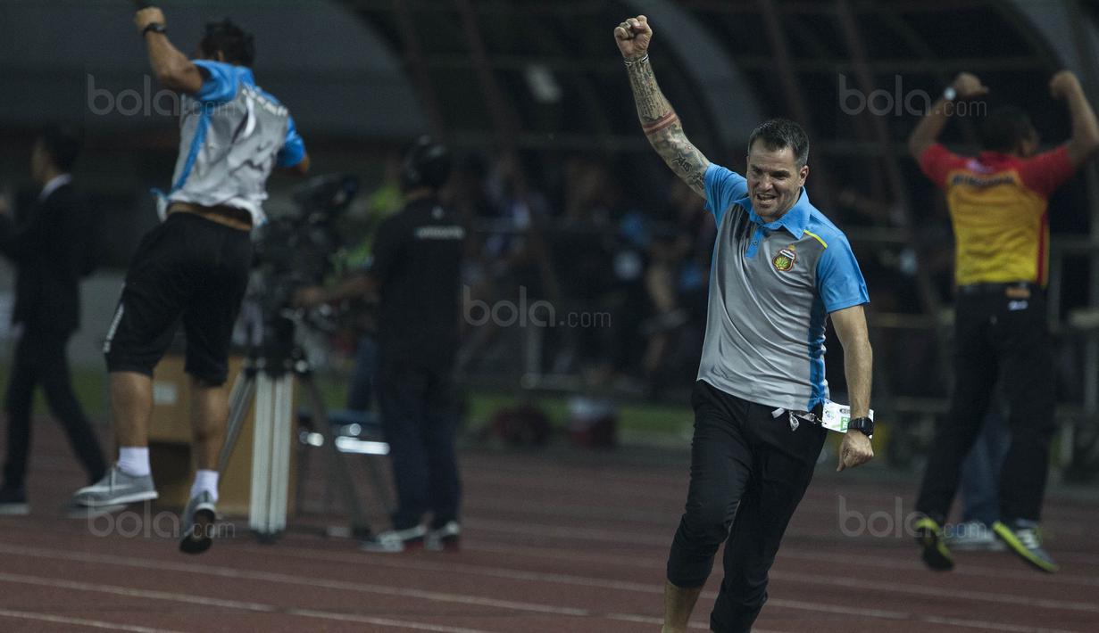 Pelatih Bhayangkara FC, Simon McMenemy, merayakan kemenangan atas Bali United pada laga Liga 1 Indonesia di Stadion Patriot, Bekasi, Jumat (29/9/2017). Bhayangkara menang 3-2 atas Bali. (Bola.com/Vitalis Yogi Trisna)