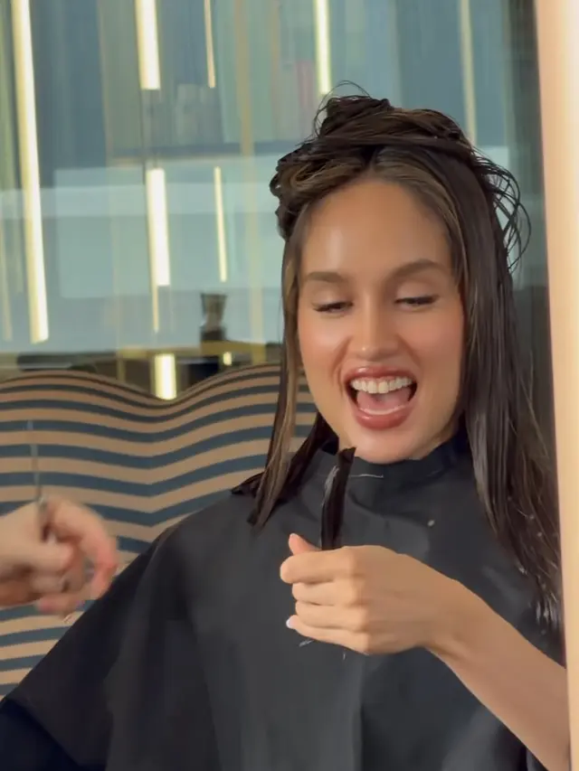 Cinta Laura saat proses potong rambut. [@claurakiehl]