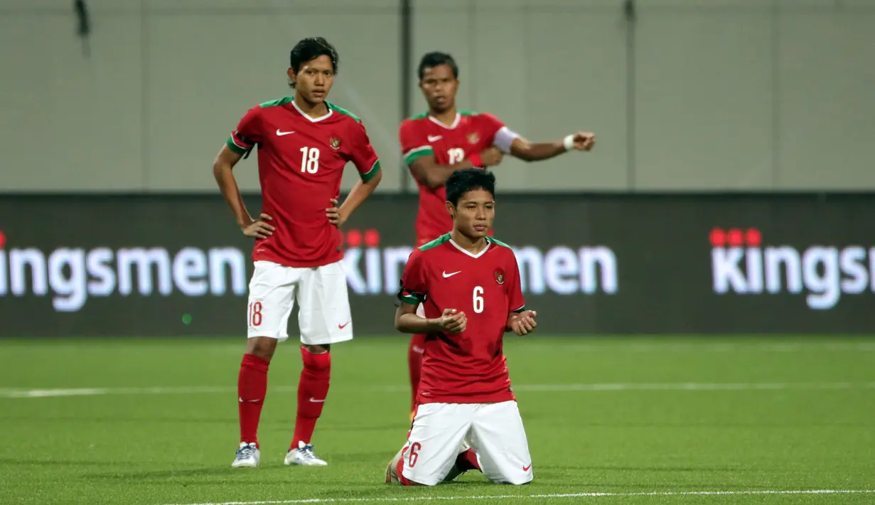 Gelandang timnas Indonesia U-23, Evan Dimas (6) bersimpuh jelang laga melawan Kamboja dalam lanjutan penyisihan Grup A Sea Games 2015 di Stadion Jalan Besar, Singapura, Sabtu (6/6/2015). Indonesia unggul 6-1 atas Kamboja. (Liputan6.com/Helmi Fithriansyah)