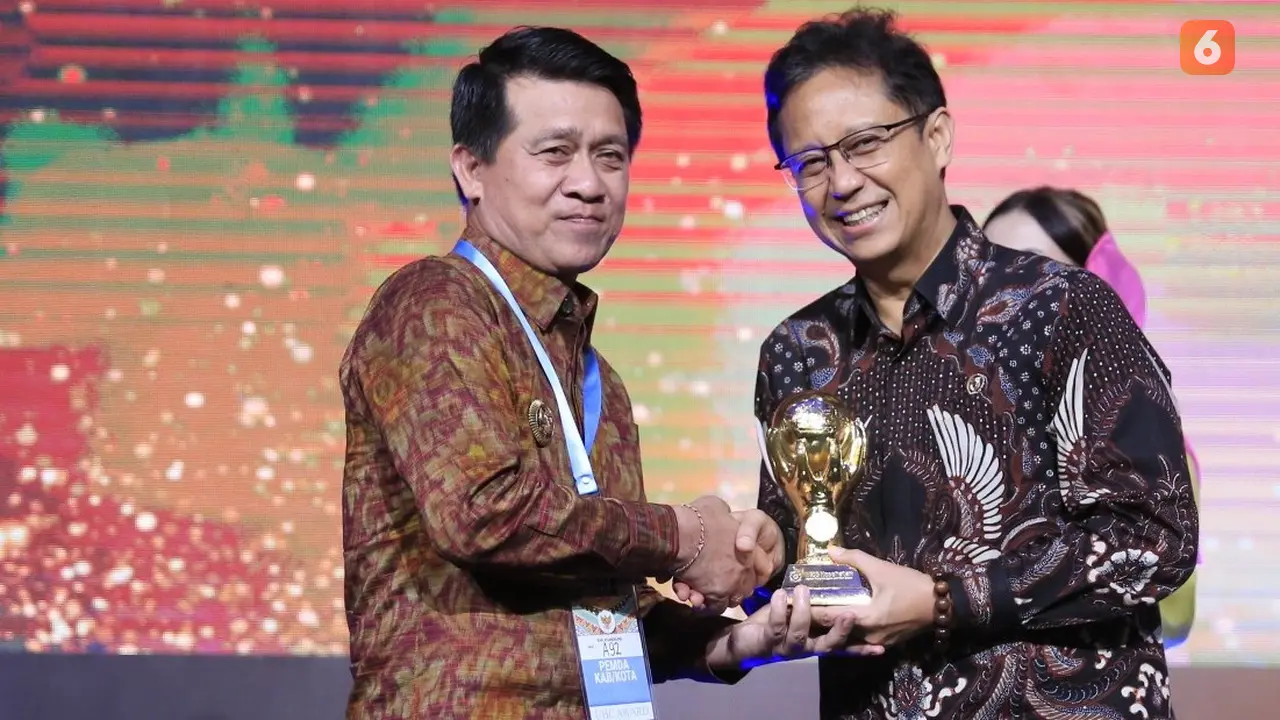 Menteri Kesehatan menyerahkan penghargaan kepada Bupati Klungkung