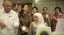 Menteri Sosial Khofifah Indar Parawansa dan Menteri Pekerjaan Umum dan Perumahan Rakyat Basuki Hadimuljono menunjukan hasil periksa tekanan darah di kantor Kemenko PMK Jakarta, Rabu (22/2). (Liputan6.com/Faizal Fanani)