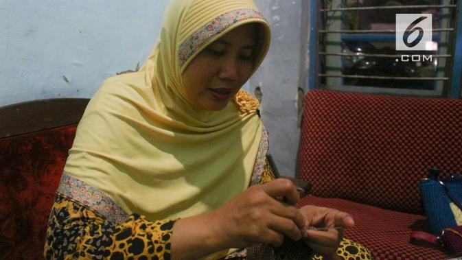 Susi Susilowati, mencuri berkah dari luangnya waktu ibu rumah tangga dengan merajut. (foto: Liputan6.com/Linda/edhie prayitno ige)